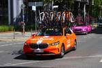 BMW 3er eines Radrennteams beim Radklassiker Rund um den Finanzplatz Eschborn in Frankfurt am Main am 01.05.26 