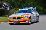 BMW der Belgischen Polizei als Begleitfahrzeug der Tour unterwegs auf den Straßen durch Luxemburg.