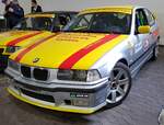 =3er BMW steht in der Ausstellungshalle der Technorama 2023 in Kassel