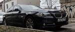 BMW 5er der Serie F10, fotografiert in Pécs, Ungarn, 01.2024. Seit dem Angriffskrieg sind Reisende aus Russland noch seltener, wie vorher geworden, daher war dieses Auto auch eine große Überraschung.
