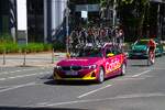 BMW 5er eines Radrennteams beim Radklassiker Rund um den Finanzplatz Eschborn in Frankfurt am Main am 01.05.26 