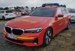 =BMW als Kommandowagen der staatlichen Feuerwehrschule WÜRZBURG steht auf dem Parkgelände der Rettmobil 2024 in Fulda