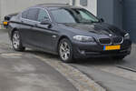 5er BMW (F10) aufgenommen am Straßenrand. 01.2024
