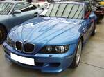 BMW Z3 3.2 Coupe aus dem Jahr 2000 im Farbton estoril blau metallic. Von April 1998 bis August 2002 verkaufte BM genau 6291 Fahrzeuge vom BMW M Coupe. Die Motorisierung dieses Coupes ist schon recht imposant. Der Sechszylinderreihenmotor hat einen Hubraum 3201 cm³ mit einer Leistung von 321 PS. Classic Remise Düsseldorf am 25.01.2023.