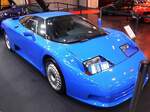 Einer von 96, zwischen 1991 und 1995 produzierten, Bugatti EB 110GT. Der Wagen ist im typischen 'Bugatti-blau' der 1930´er Jahre lackiert. Mit einem Kaufpreis von DM 690.000,00 gehörte der EB 110GT damals zu den teuersten Sportwagen der Wel ...