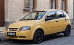 Hier ist ein Chevrolet Aveo in der Farbe Highway Yellow zu sehen.