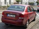 Hier ist ein Daewoo Kalos in der Farbe Active Red von hinten zu sehen. Die Aufnahme stammt von M�rz, 2026.