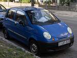 Hier ist ein Daewoo Matiz (Facelift) in der Farbe Kobaltblau (Cobalt Blue) zu sehen.