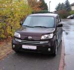 Der Daihatsu MATERIA in bordeaux-rot.