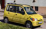 Hier ist ein gelber Daihatsu Move (erste Generation) zu sehen. Foto: März, 2025.