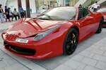 Roter Ferrari der am 1.12.21 vor dem Ain Dubai steht.