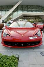 Frontansicht des Ferrari der am 1.12.21 vor dem Ain Dubai steht.