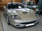 Ferrari 550 Maranello, produziert von 1996 bis 2001. Von diesem Modell verließen ca. 3.630 Exemplare die Werkshallen in Maranello. Der V12-Motor hat einen Hubraum von 5474 cm³ und leistet 485 PS. Die Höchstgeschwindigkeit liegt bei 320 km/h. Das gezeigte Coupe wurde 1999 montiert und ist im Farbton grigio Ingrid lackiert. Classic Remise Düsseldorf am 30.10.2023.