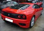 Heckansicht eines Ferrari 360 F1 Challenge Stradale aus dem Jahr 2004 im Farbton 323 rosso Scuderia Ferrari.