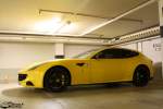 Gelber Ferrari FF in einem Parkhaus in M�nchen am 14.1.2012