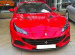 Frontansicht eines Ferrari Portofino M im Farbton rosso corse aus dem Jahr 2022. Mit dem Bezug zu einer der schönsten Städte Italiens, brachte Ferrari im Jahr 2018 ein besonders  vielseitiges Cabrio auf den Markt.  Portofino  ist allseits beliebt wegen seines charmanten kleinen Hafens und über die Jahre zu einem internationalen Synonym für Eleganz, Sportlichkeit und dezenten Luxus geworden. Der gezeigte Portofino M wurde von September 2020 bis zur Einstellung der Modellreihe im März 2023 produziert. Angetrieben wird der Sportwagen durch einen V8-Motor mit einem Hubraum von 3855 cm³ und einer Leistung von 620 PS. Mit dieser Motorleistung beschleunigt der Bolide von 0 km/h auf 200 km/h in 9.8 Sekunden. Die Höchstgeschwindigkeit soll 320 km/h betragen. Classic Remise Düsseldorf am 26.08.2025.