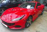 Ferrari Portofino M im Farbton rosso corse aus dem Jahr 2022. Mit dem Bezug zu einer der schönsten Städte Italiens, brachte Ferrari im Jahr 2018 ein besonders vielseitiges Cabrio auf den Markt.  Portofino  ist allseits beliebt wegen seines charmanten kleinen Hafens und über die Jahre zu einem internationalen Synonym für Eleganz, Sportlichkeit und dezenten Luxus geworden. Der gezeigte Portofino M wurde von September 2020 bis zur Einstellung der Modellreihe im März 2023 produziert. Angetrieben wird der Sportwagen durch einen V8-Motor mit einem Hubraum von 3855 cm³ und einer Leistung von 620 PS. Mit dieser Motorleistung beschleunigt der Bolide von 0 km/h auf 200 km/h in 9.8 Sekunden. Die Höchstgeschwindigkeit soll 320 km/h betragen. Classic Remise Düsseldorf am 03.10.2025.