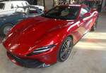 Ferrari Roma. Der  Roma  ist ein 2+2 sitziges Coupe und wird seit 2020 produziert. Seit Anfang 2023 kann das Modell auch als Cabriolet bestellt werden. Der gezeigte Wagen und ist im Farbton rosso scuderia lackiert. Angetrieben wird der Sportwagen von einem V8-Motor mit 4-Ventiltechnik. Der Motor hat einen Hubraum von 3855 cm³ und leistet 620 PS. Den Sprint auf 200 km/h aus dem Stand schafft das Auto in 9,3 Sekunden. Bei einer Höchstgeschwindigkeit von ca. 320 km/h ist mit der Beschleunigung Schluss. Classic Remise Düsseldorf am 15.01.2026.