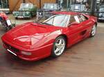 Ferrari F355 GTB Berlinetta. Das Mittelmotor Coupé wurde 1994 in Genf erstmals von Ferrari präsentiert. Es zeigte sich gleich, dass der neue Ferrari seinem Vorgänger, dem 348, deutlich überlegen war. Dieser Ferrari F355 wurde in der sehr seltenen Farbe Rosso Barchetta mit einer Innenausstattung aus beigem Leder ausgeliefert. Er wurde von Nestore Morosini, einem engen Freund des Commendatore Enzo Ferrari, bestellt und im Jahr 1996 erstmalig in Milano zugelassen. Der als Mittelmotor verbaute V8-Motor hat einen Hubraum von 3495 cm³ und leistet 381 PS. Die Höchstgeschwindigkeit gab das Werk in Maranello mit 295 km/h an. Classic Remise Düsseldorf am 15.01.2026.