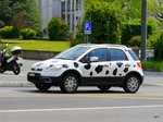 Weisser Fiat mit Schwarzen Flecken unterwegs in der Stadt Lausanne am 10.05.2016