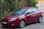 Fiat Bravo der zweiten Generation in der Farbe Rosso Maranello, gesehen in Mai, 2026.