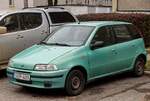 Hier ist ein dreitürer Fiat Punto Mk1 zu sehen.