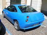 Heckansicht eines Fiat Coupe 2.0 20V Turbo in der Farbe racing blau. Diesen Farbton gab es nur für die Turboversion dieses Modelles. Produziert wurde dieses Coupe mit sehr sportlicher Motorisierung von 1996 bis 2001. Der Vierzylinderreihenmotor mit Turboaufladung hat einen Hubraum von 1998 cm³ und leistet 220 PS. Die Höchstgeschwindigkeit gaben die  Turiner  mit 250 km/h an. San Daniele del Friuli vor einigen Jahren.