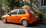 Ford Fiesta in Orange (fünfte Generation), gesehen in August 2020.