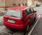 Rückansicht: roter Ford Fiesta Mk5.