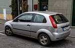 Rückansicht / Seitenansicht: Ford FIesta Mk5 mit vier-Speichen Alufelgen.. Foto: Oktober, 2022.