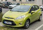 Ford Fiesta Mk6 in der Farbe Squeeze Green, gesehen in April, 2025.