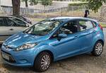 Hier ist ein Ford Fiesta Mk6 in der Farbe Vision Blue zu sehen. Foto: August, 2025.