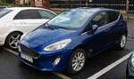 2017er Ford Fiesta in der Farbe deep Impact Blue.