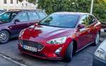 Roter Ford Focus Mk4 Sedan.