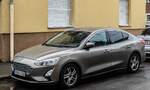 Hier ist ein Ford Focus Mk4 Sedan (Stufenheck) zu sehen. Die Aufnahme stammt von 02.2026.