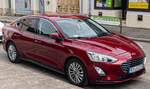 Ford Focus Mk4 Stufenheck in Rot Metallic, gesehen in April, 2025.