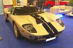 Ford GT, gebaut von 2004 bis 2006 als Retro-Car des legendären Ford GT40 der Jahre von 1964 bis 1968. Insgesamt verließen 4.038 Sportwagen dieses Typs das Ford-Werk Wixom im US-Bundesstaat Michigan. Der als Mittelmotor verbaute V8-Motor hat einen Hubraum von 5409 cm³ und leistet 550 PS. Die Höchstgeschwindigkeit gab Ford mit 330 km/h bei einem Verbrauch von 17 Litern auf 100 Kilometer an. Der gezeigte Ford GT wurde im Jahr 2005 produziert. Essen Motor Show am 28.11.2025.