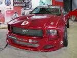 Viel zu neu fürs Museum ist der Ford Mustang V12 in der Retro Car Show im Einkaufszentrum  Piterlend  in St.