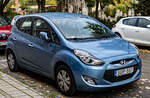 Hier ist ein Hyundai IX20 in der Farbe Ice Blue (Eisblau) zu sehen.