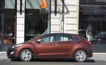 Hyundai i30 (zweite Generation) in einer recht auffälliger aber auch eleganter Farbe (Braun-Bronze-Orange Mischung).