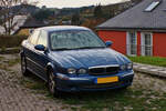 Jaguar X Type, 3,0, stand auf einem Hof. 10.2025