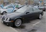 Jaguar S-Type abgestellt nahe dem Bahnhof von Hamburg.