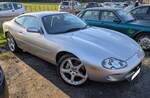 Jaguar XKR Coupe der Baureihe X100. Diese Modellreihe wurde auf dem Genfer Salon des Jahres 1996 vorgestellt. Die Baureihe war als Coupe (Foto) und als Convertible = Cabriolet lieferbar. Der V8-Motor des XKR hat in diesem Modell einen Hubraum von 3996 Cm³ und leistet, Dank eines Kompressors, 363 PS. Bei einer Geschwindigkeit von 250 km/h riegelt der Motor ab. Der gezeigte XKR im Farbton seafrost wurde 1998 erstmalig zum britischen Straßenverkehr zugelassen. September 2024 auf dem Besucherparkplatz eines Pubs in Pont-Neddfechan/South Wales. 