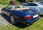 Heckansicht eines Jaguar XKR der Baureihe X100 aus dem Jahr 2001. Ein bisschen erinnert die Linienf�hrung dieses Roadsters an den legend�ren Jaguar E-Type. Er unterscheidet sich vom Standard XK8 durch seinen V8-Motor mit Kompressor-Aufladung und einige zus�tzliche sportliche Details. Der V8-Motor mit einem Hubraum von 3996 cm� leistet mittels des Kompressors der Marke Eaton 363 PS. Bei eine Geschwindigkeit von 250 km/h wird der Vorw�rtsdrang elektronisch abgeriegelt. Breakfast Classic meeting in Pontneddfechan/South Wales am 30.05.2026.