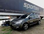 KIA-ceed von sporteo, possiert anl�sslich eines �sterr. Bundesligaspieles vor einem gleichnamigen Sattelzugauflieger; 120823