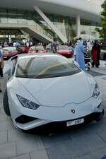 Frontansicht des Weissen Lamborghini Huracan am 1.12.21 vor dem Ain Dubai.