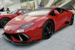 Der rote Lamborghini Huracan der am 1.12.21 vor dem Ain Dubai steht.