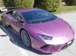 Lamborghini Huracán Evo Coupe in einer sehr extravaganten Farbgebung. Das Modell wurde auf dem Genfer Salon des Jahres 2014 vorgestellt. Der Huracàn war als Coupe (Foto) oder offenes Spider-Modell lieferbar. Der als Mittelmotor verbaute V10-Motor hat einen Hubraum von 5204 cm³ und leistet 640 PS. Die Höchstgeschwindigkeit wurde mit 325 km/h angegeben. Besucherparkplatz der Retro Classics Essen am 08.04.2026. 