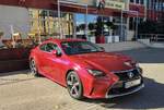 Roter Lexus RC300h, gesehen vor einem Hotel am 11.10.2017