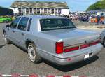 Heckansicht eines Lincoln Town Car Executive aus dem Jahr 1997 im Farbton silver frost.